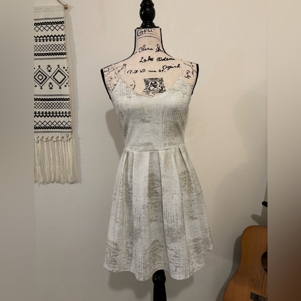 NEW WITH TAGS Monteau Los Angeles White & Gold Party Dress